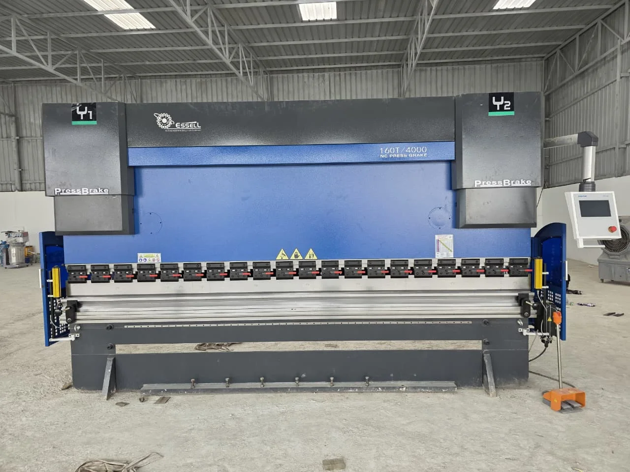 CNC PRESS BRAKE MACHINE